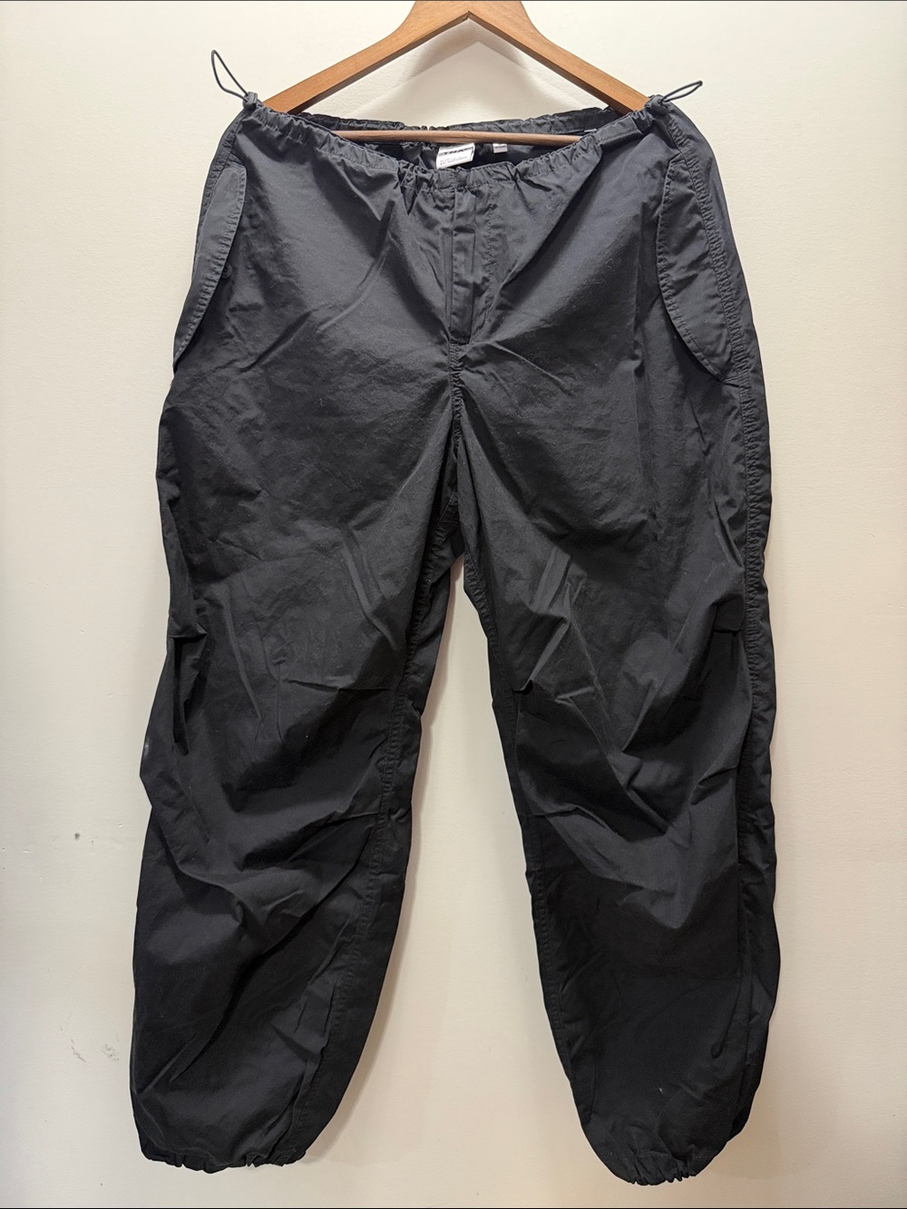 Aritzia TNA Like New Black Hrise Parachute Pants Size M /L39 / I29/